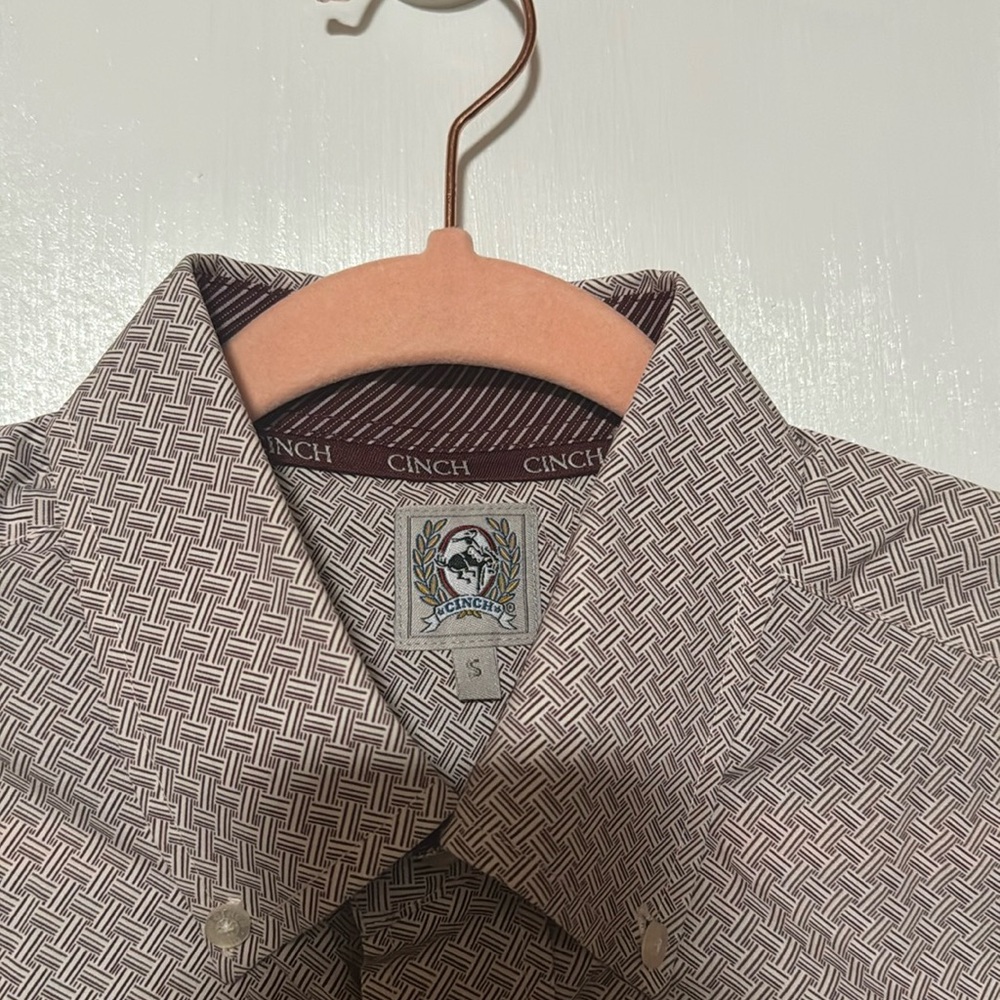 Mens Cinch button up, long sleeve maroon with white small background detail